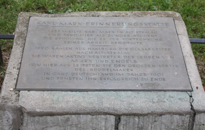 De plaquette in het park aan Alt Stralau