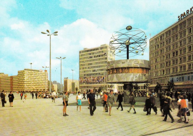 De Alexanderplatz, met prominent in beeld het Weltzeituhr, op een ansichtkaart uit 1971