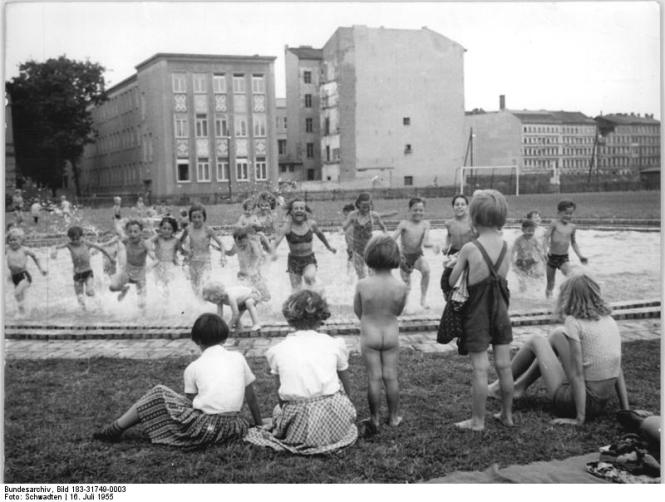 Zicht op de Ernst Wildangel Oberschule op een foto uit 1955. 